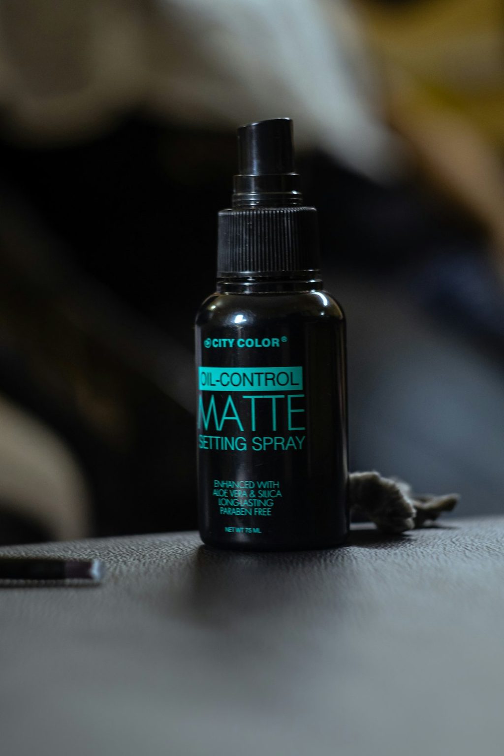 Botol spray matte finishing dengan label Gloss Control Matte Finishing Spray untuk contoh kemasan premium yang cocok diberi QR code interaktif.