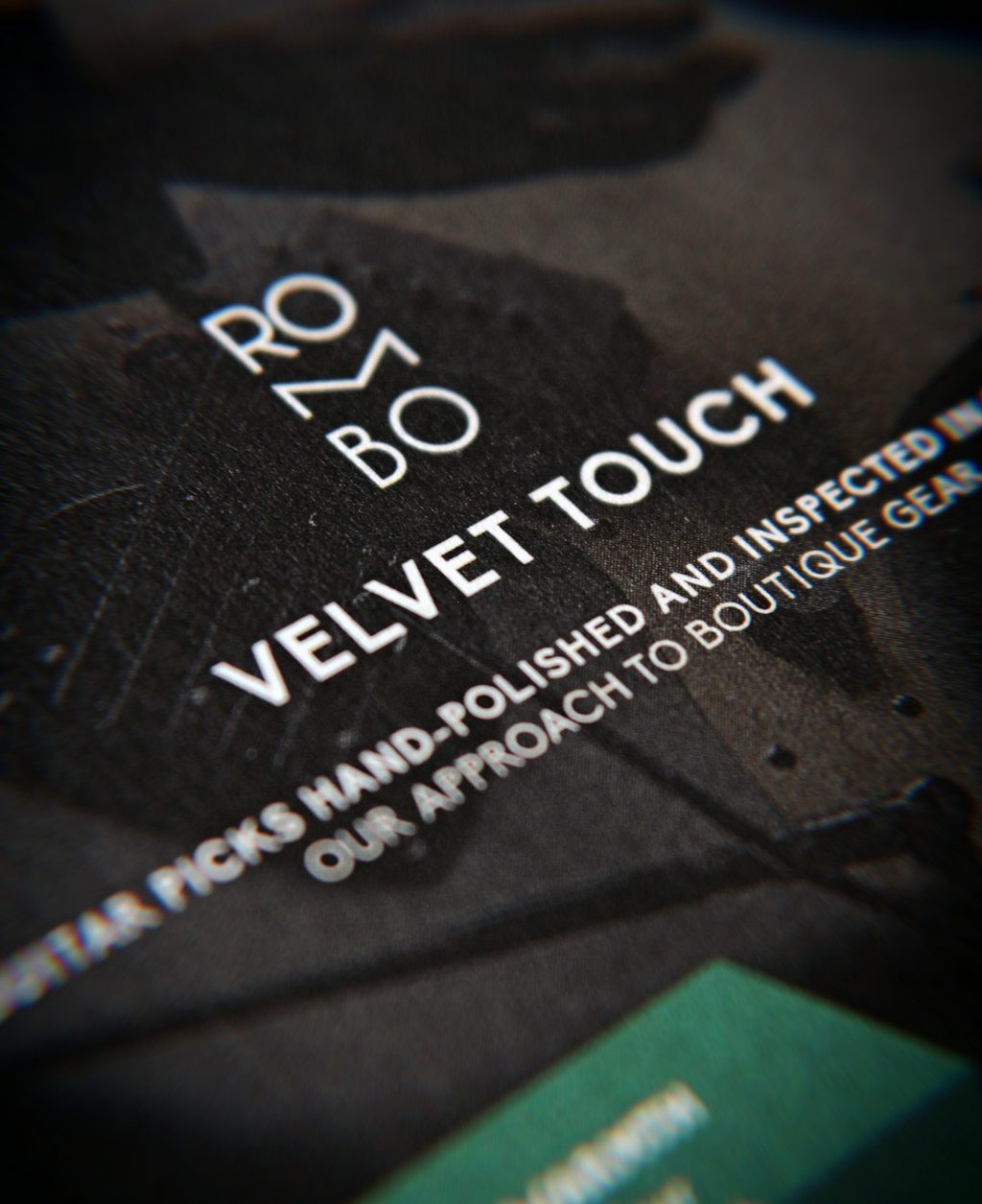 Label kualitas Velvet Touch dari RO7BO, produk percetakan premium.