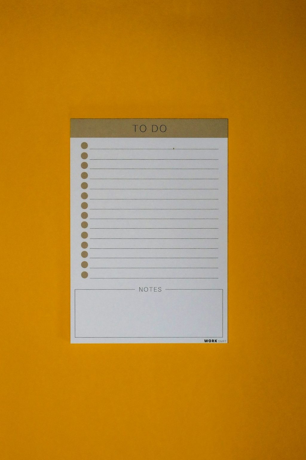 Nota to-do list putih dengan garis dan kotak catatan di atas latar kuning.