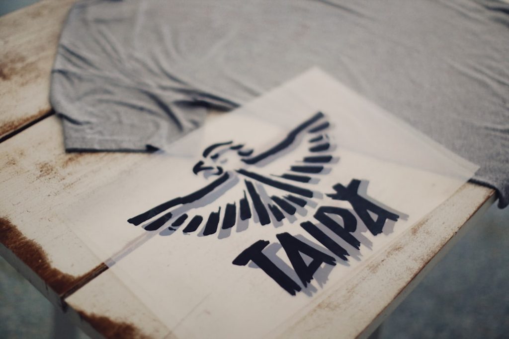 Stiker t-shirt dengan desain Taipa dan burung penggolek