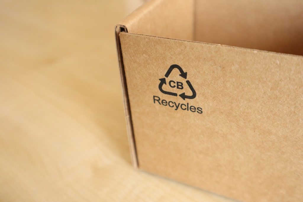 Kotak kardus dengan logo 'CB Recycles' dan simbol daur ulang, ideal untuk promosi keberlanjutan.