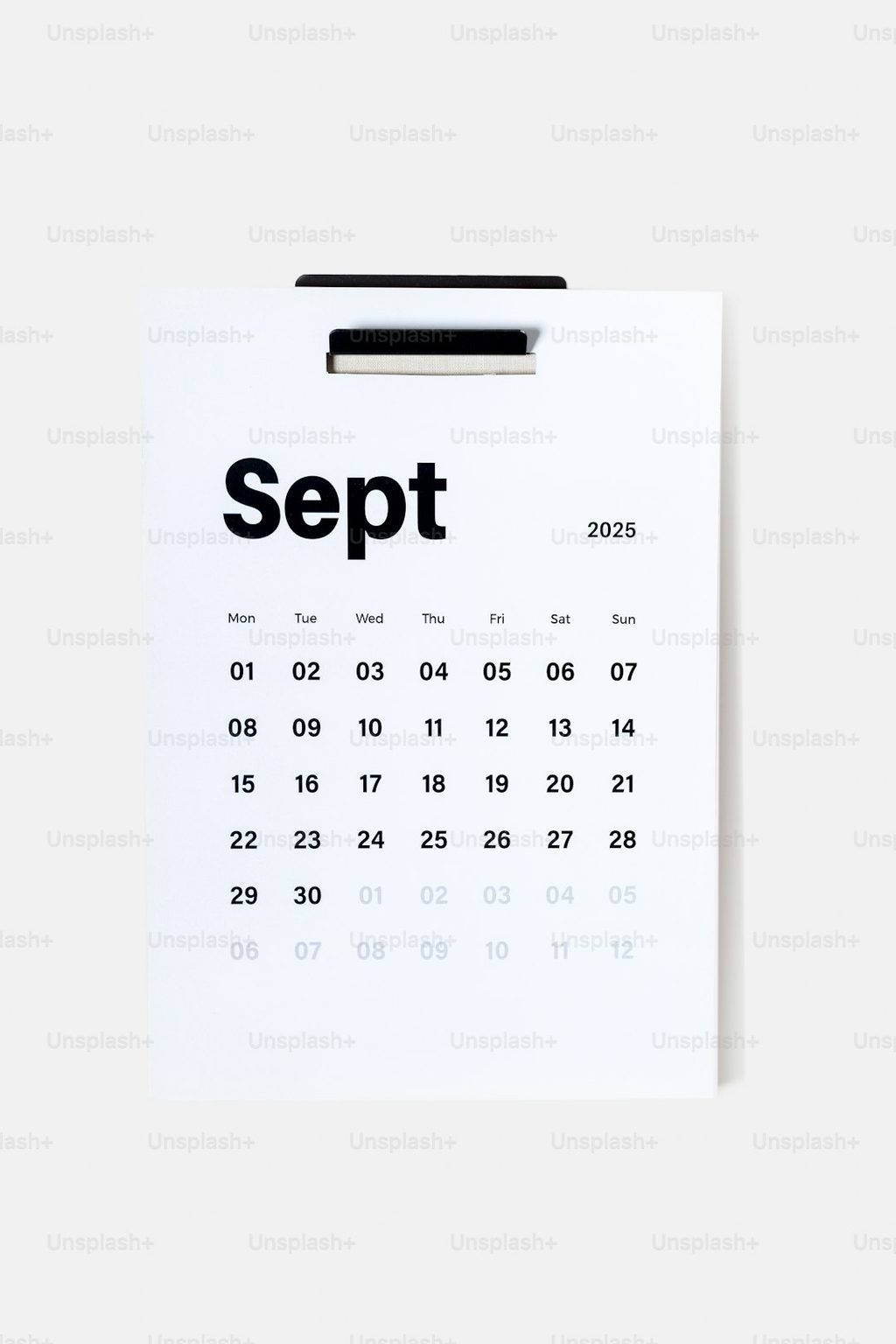 Kalender minimalis bulan September yang menunjukkan pentingnya desain bersih dan tanggal mudah dibaca.