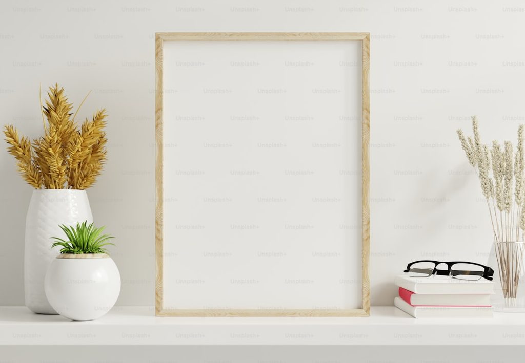 Mockup frame kayu dengan dekorasi minimalis di meja putih