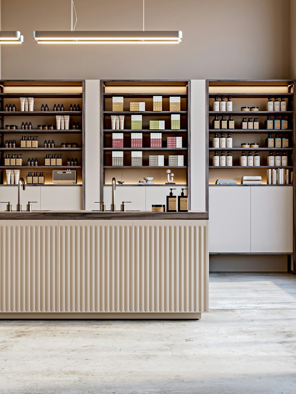 Rak kosmetik dengan produk teratur di toko modern