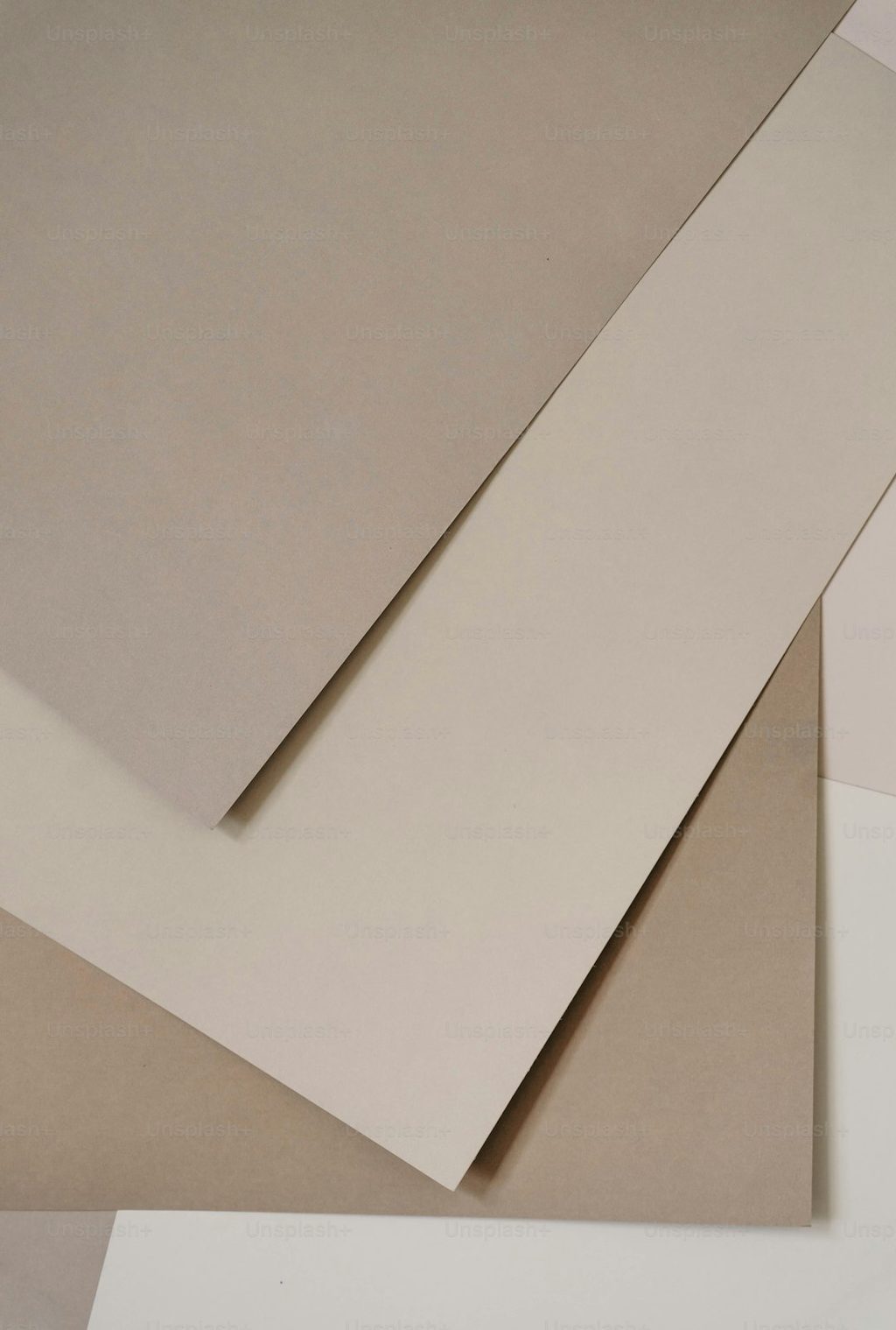 Tiga lembar kertas berwarna pastel dengan tekstur halus, cocok untuk percetakan online.