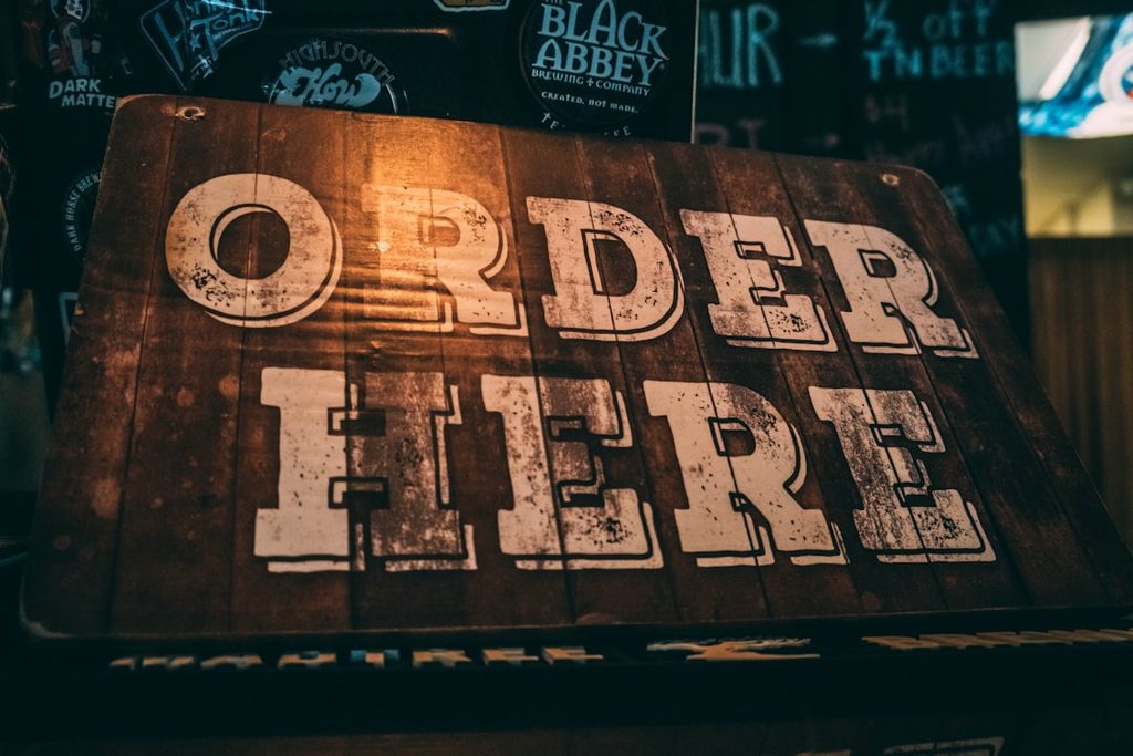 Papan order di restoran sebagai inspirasi identitas visual menu yang mudah diingat