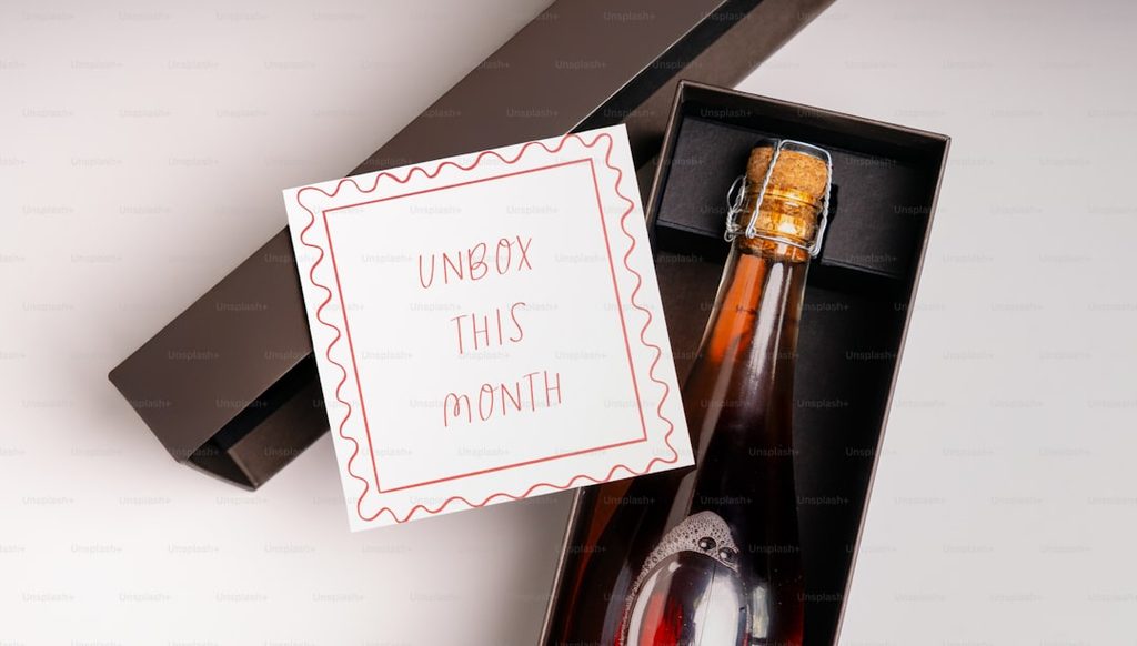 Paket minuman dalam kotak dengan tag 'Unbox This Month'