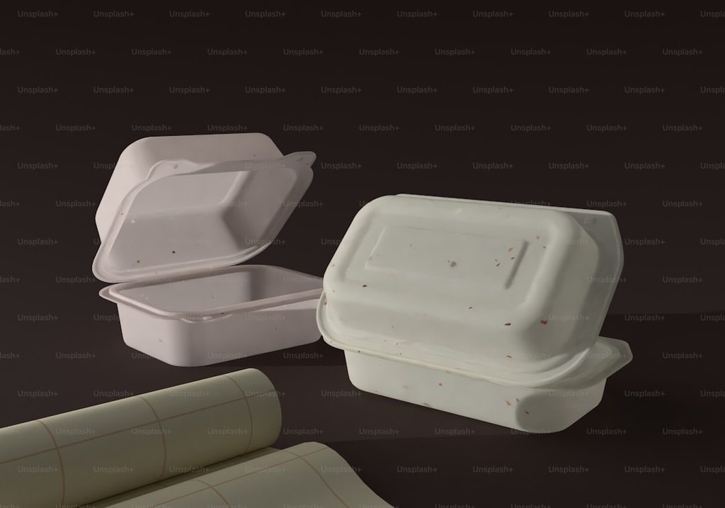 Kotak makan biodegradable putih dengan tutup, produk ramah lingkungan.