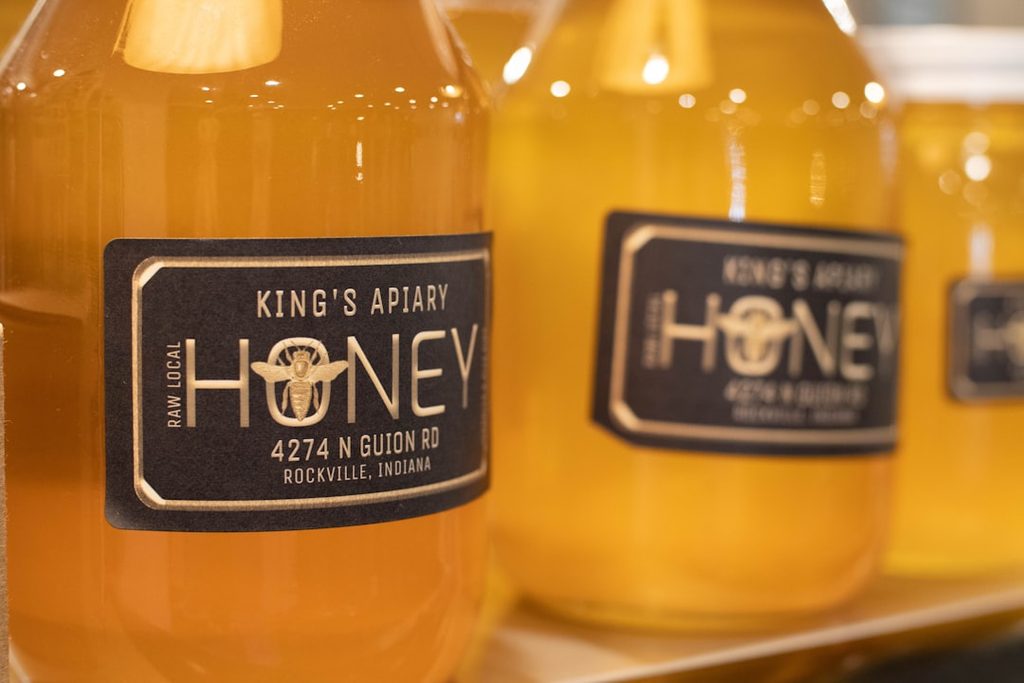 Botol madu dengan label 'King's Apiary' dan alamat Rockville, Indiana.