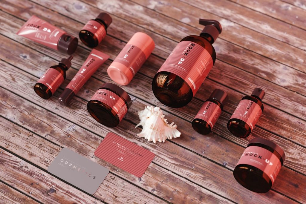 Koleksi produk kosmetik dalam kemasan elegan dengan warna merah dan coklat muda.