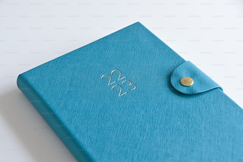 Buku agenda biru dengan monogram