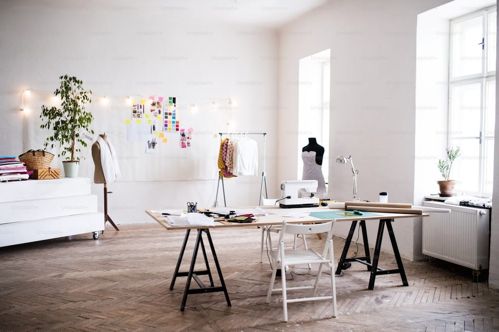 Studio percetakan modern dengan mesin dan peralatan profesional.