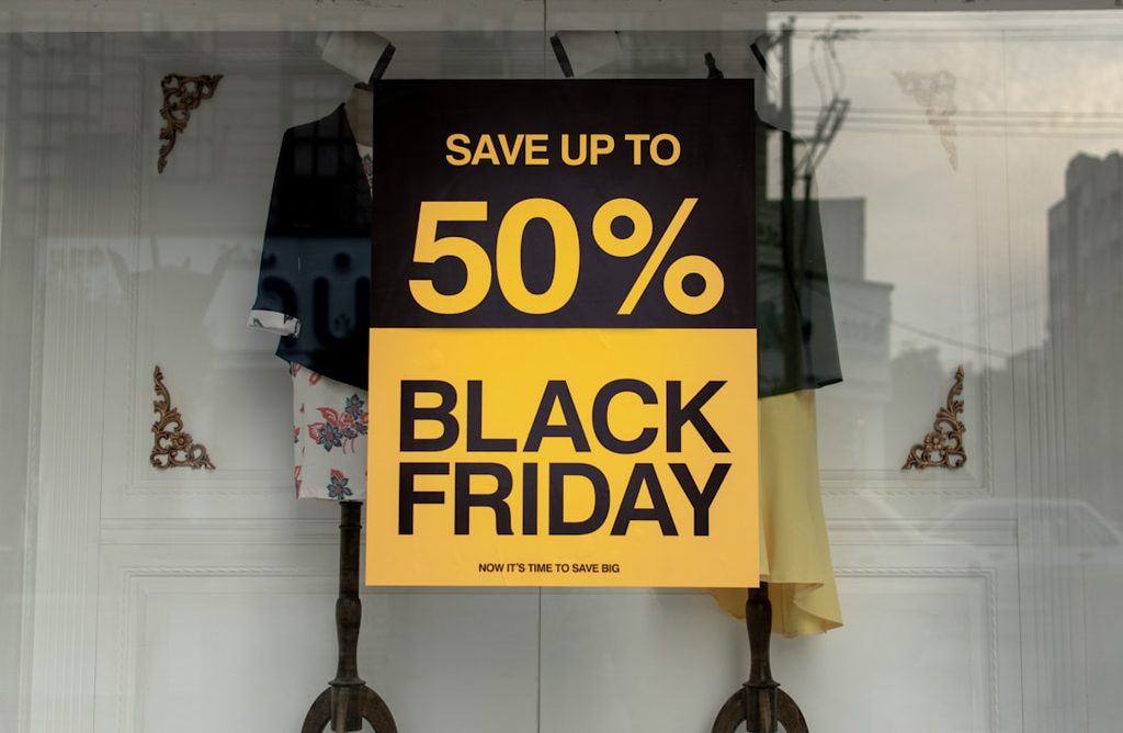 Banner promosi Black Friday dengan diskon 50% di Uprint.id