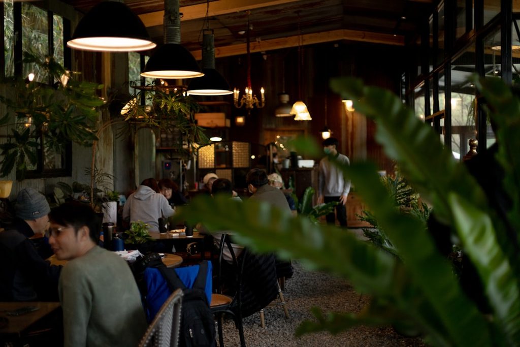 Interior restoran modern dengan meja makan dan pencahayaan alami yang memengaruhi cara pelanggan membaca desain menu restoran