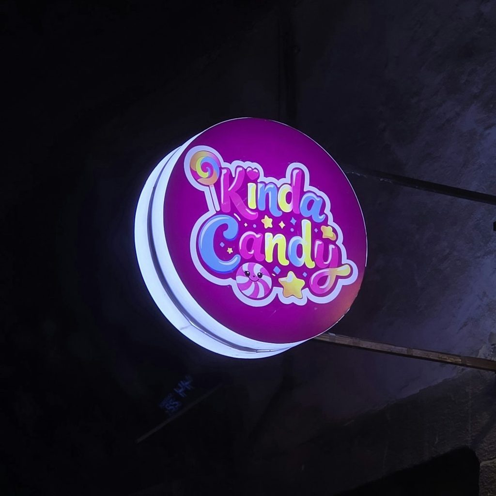 Logo Kinda Candy Box dengan warna cerah dan desain unik.