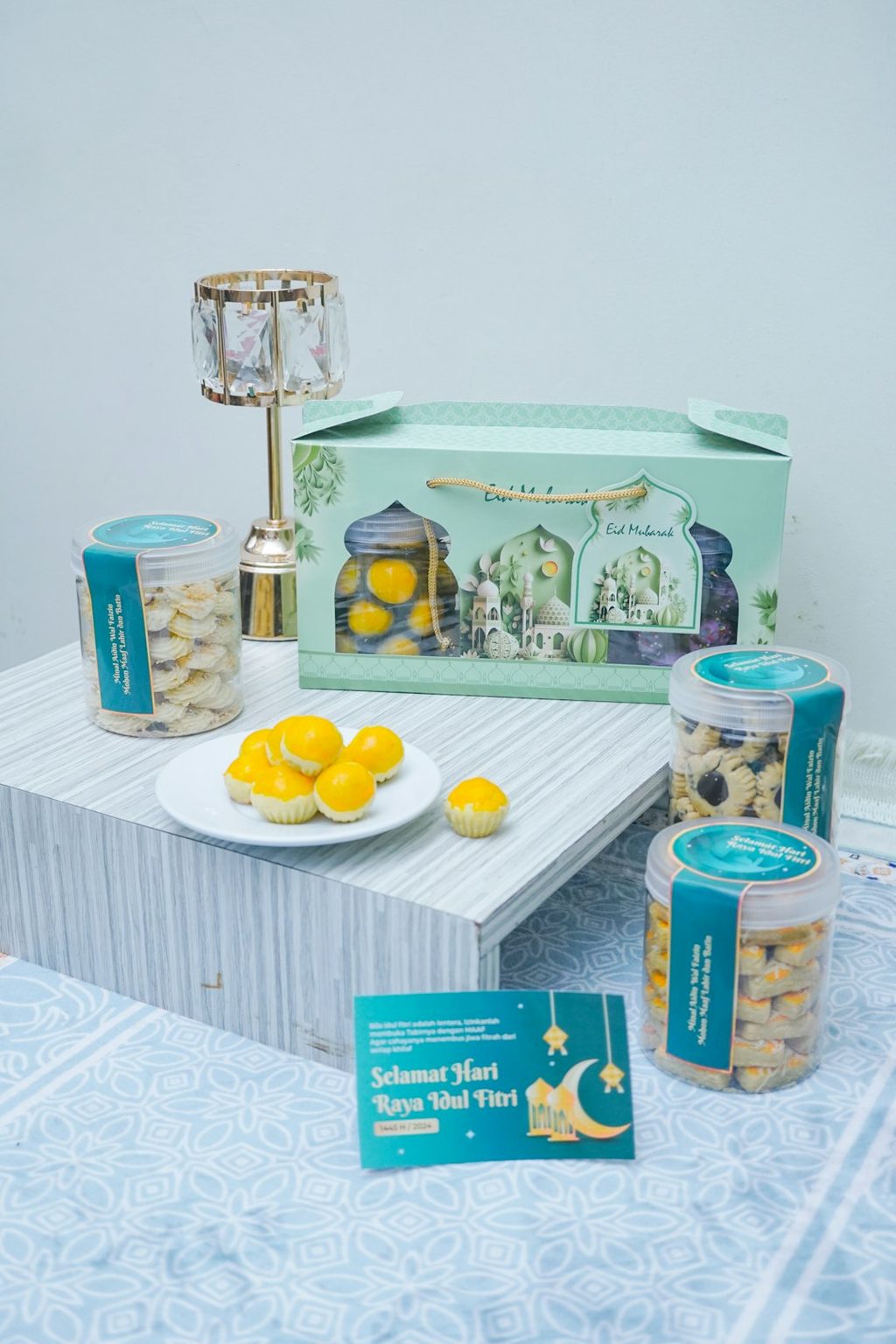 Paket kue dan teh dengan desain elegan dan kemasan unik dari Uprint.id.