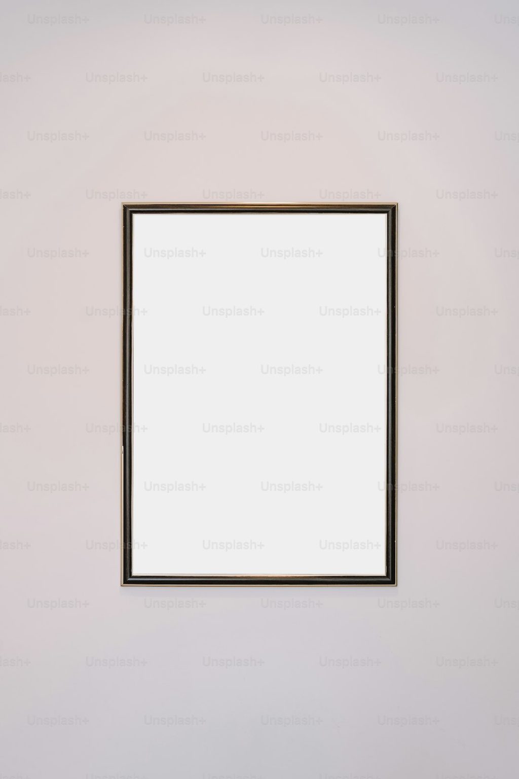 Desain poster minimalis yang menunjukkan bagaimana visual rapi membangun kesan premium