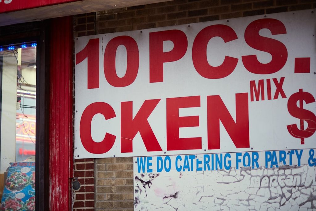 Banner iklan catering dan party mix untuk penjualan produk makanan.