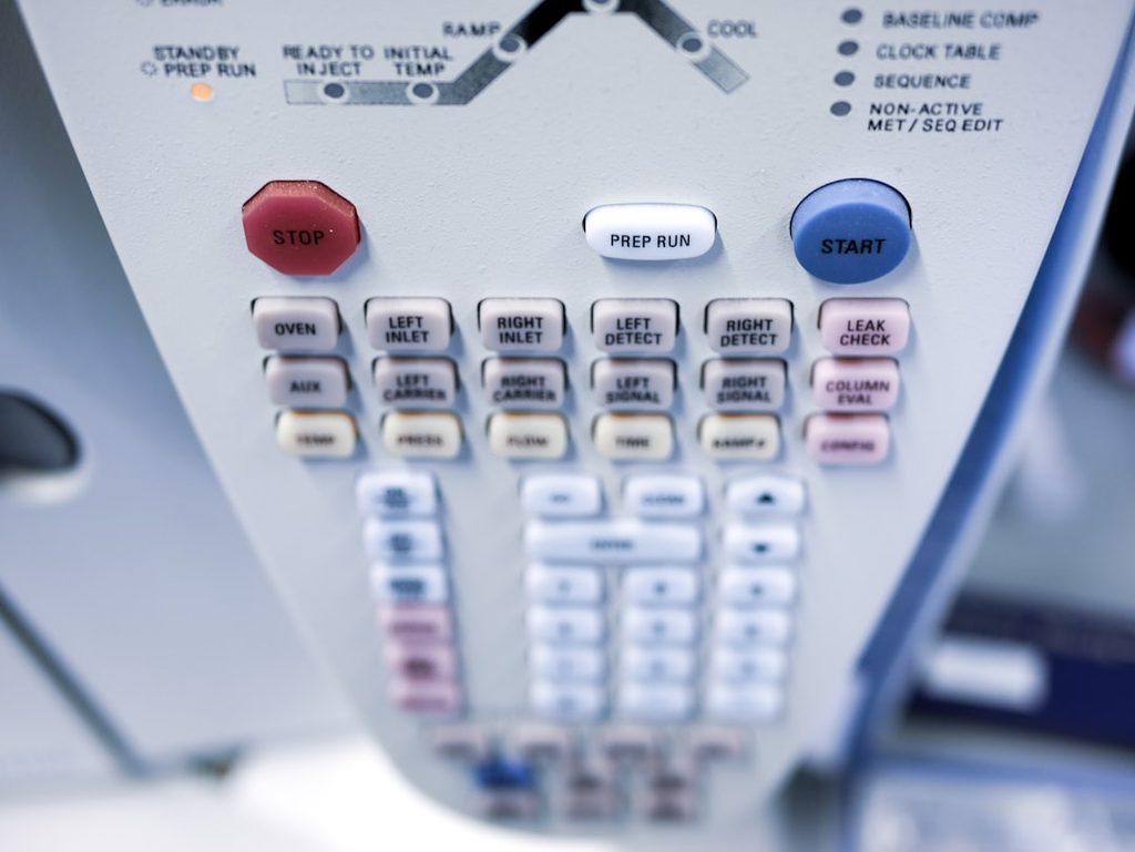 Panel kontrol mesin percetakan yang menggambarkan pentingnya akurasi produksi dan pengecekan file sebelum cetak massal