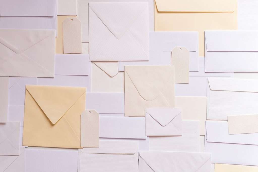 Latar belakang berisi berbagai jenis kertas dan surat, ideal untuk desain grafis atau percetakan.