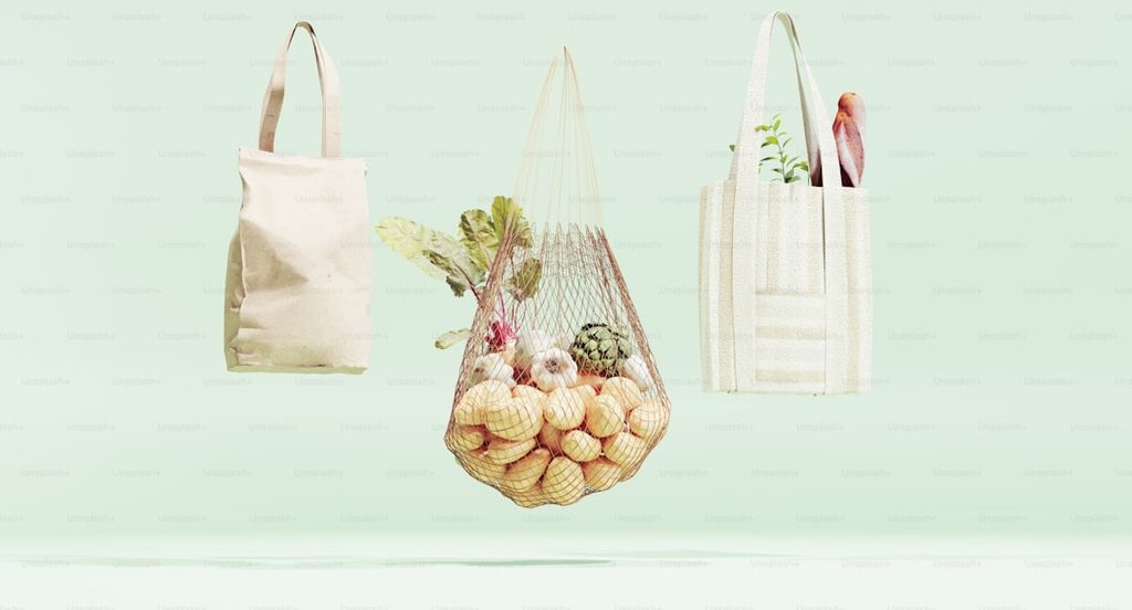 Tas belanja modern bergambar buah dengan warna kontras yang menunjukkan kemasan visual playful tetap harus jelas terbaca