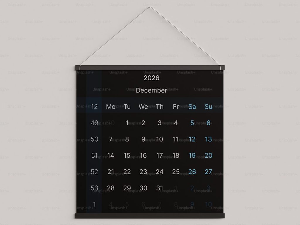 Kalender dinding bulan Desember tahun 2026 dengan warna hitam dan putih.
