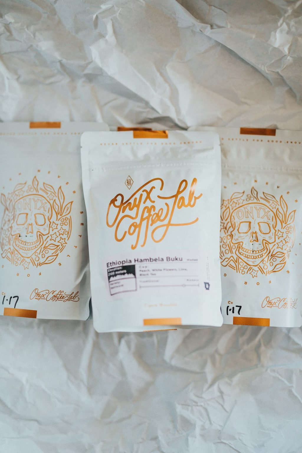 Paket kemasan kopi Oatif Coffee Lab dengan desain elegan dan informasi produk.