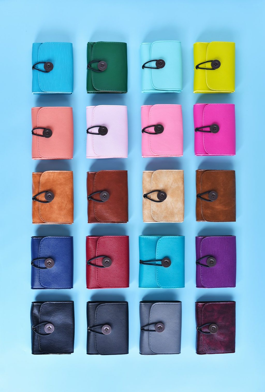 Dompet warna-warni berbagai ukuran dan desain.