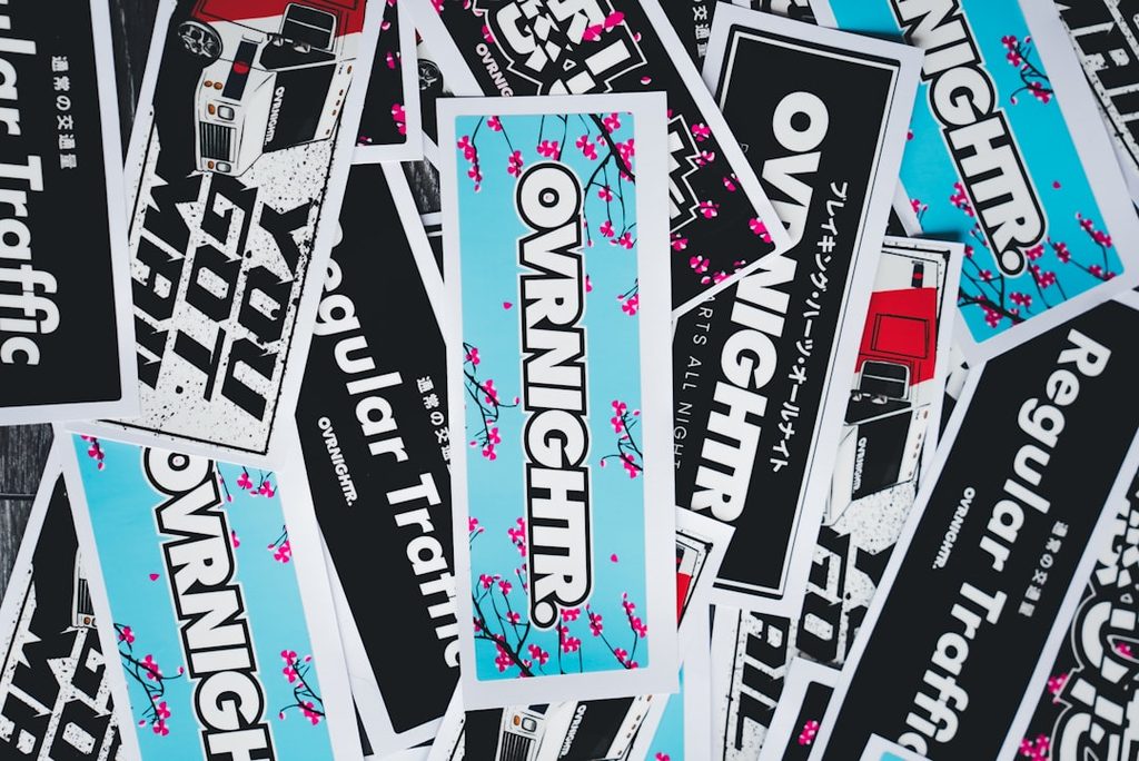 Stiker Overnight dengan desain monochrome dan pola bunga
