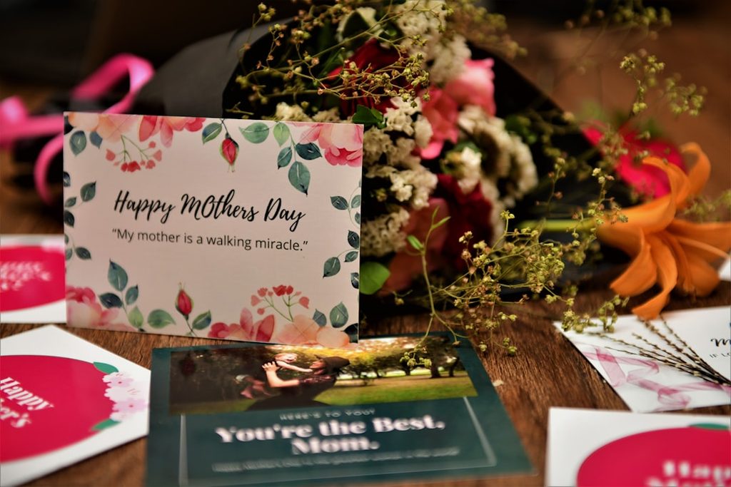 Kartu ucapan Hari Ibu dengan desain bunga dan tulisan elegan untuk inspirasi finishing doff