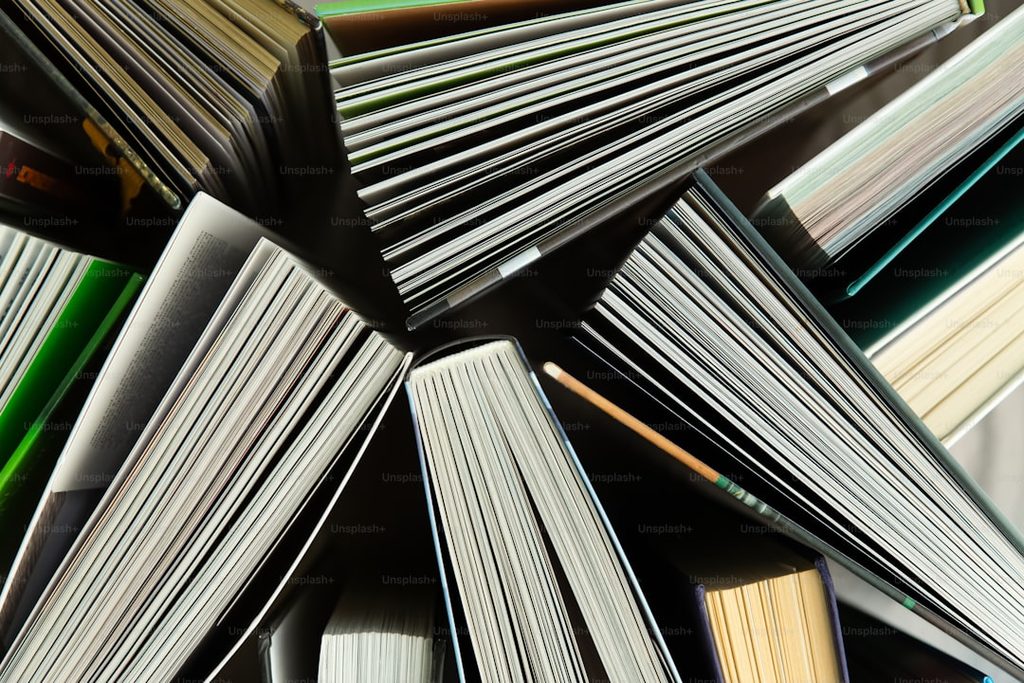 Tumpukan hasil cetak promosi di atas kertas coated dengan tampilan rapi dan warna siap produksi