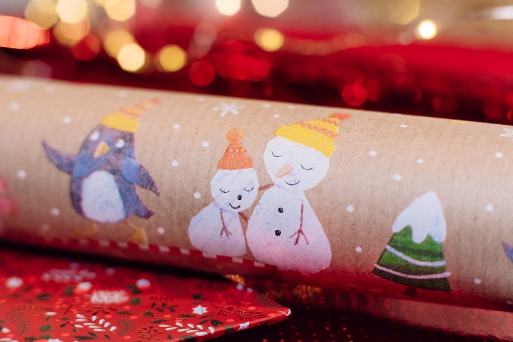 Wrapping paper kraft bermotif penguin dan snowman untuk hadiah bertema hangat dan natural.