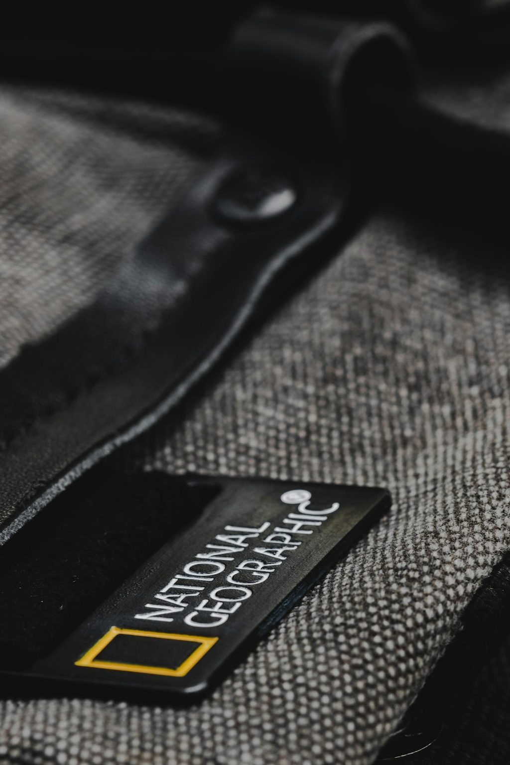 Tas dengan logo National Geographic, produk percetakan berkualitas.