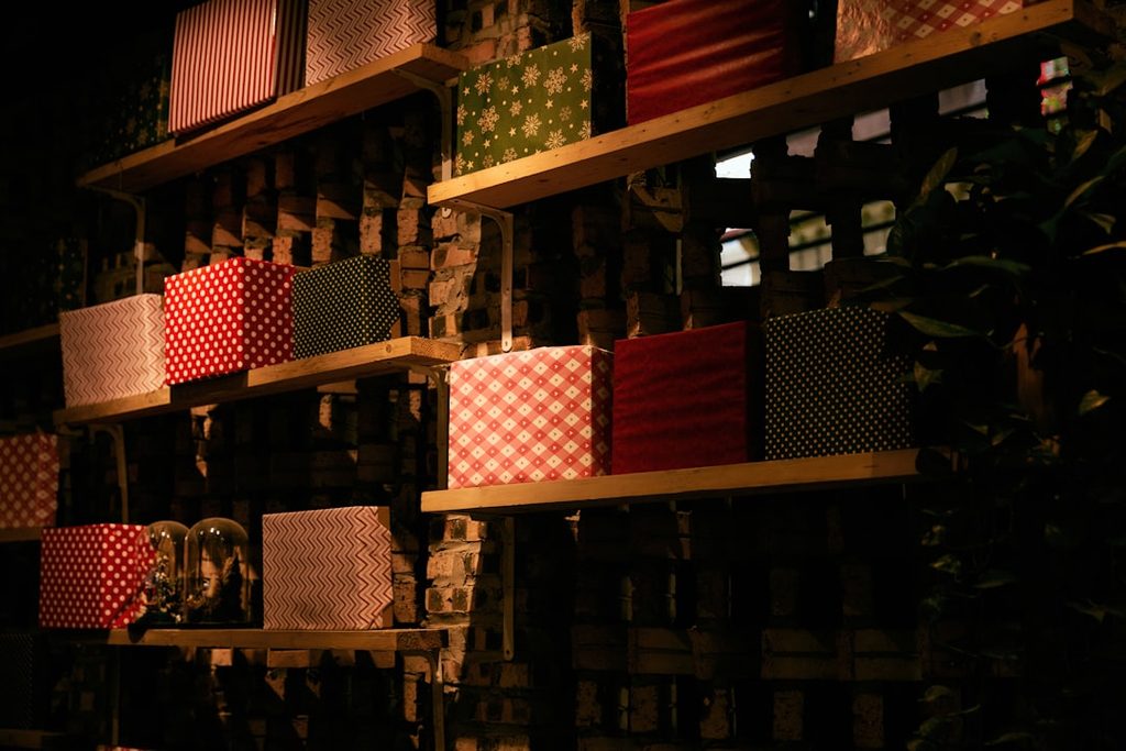 Aneka kemasan kotak berpola garis dan polkadot sebagai inspirasi penataan pattern pada packaging