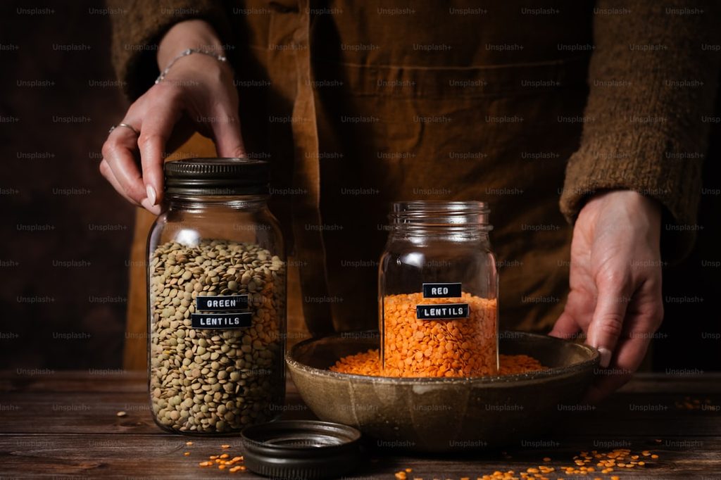 Kemasan kaca berisi biji lentil dengan label custom, ideal untuk promosi produk makanan.