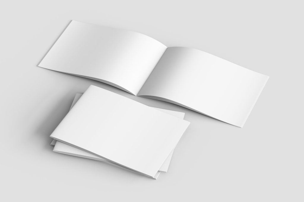 Mockup buku lipat putih di atas latar belakang abu-abu.