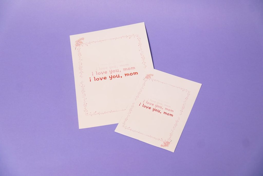 Kartu ucapan Hari Ibu warna pastel dengan pesan I love you mom untuk inspirasi desain personal