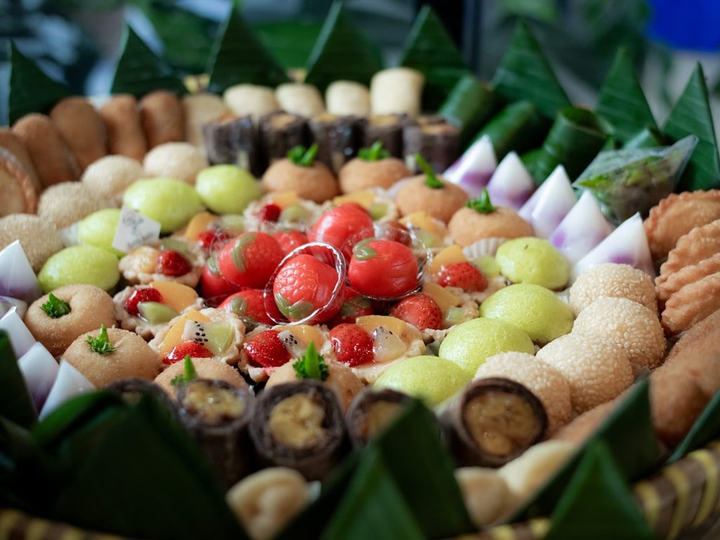 Aneka makanan untuk ide hampers Lebaran yang membutuhkan box kokoh dan sekat rapi saat dikirim.
