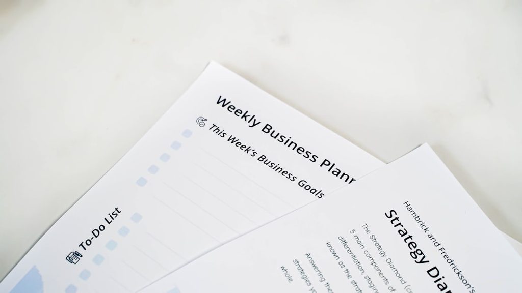 Brosur Rencana Bisnis Mingguan dengan Teks 'Weekly Business Plan'