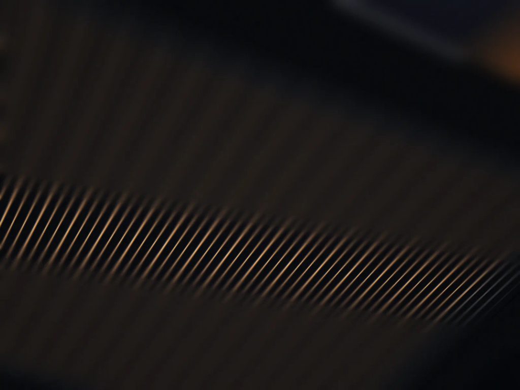 Detail makro cetak lined pattern finishing glossy spot UV presisi pada kartu kemasan Uprint.id