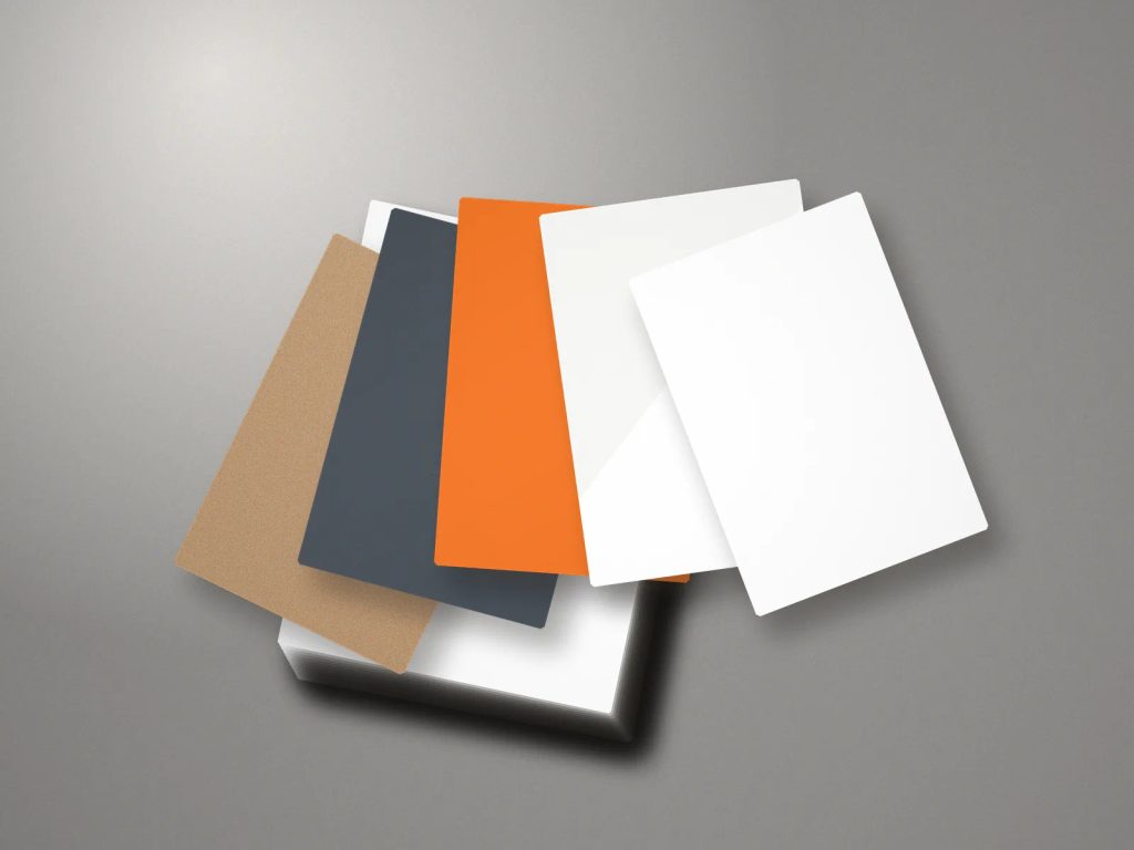 Sampel pilihan material kertas dan finishing cetak offset online untuk efisiensi biaya produksi.