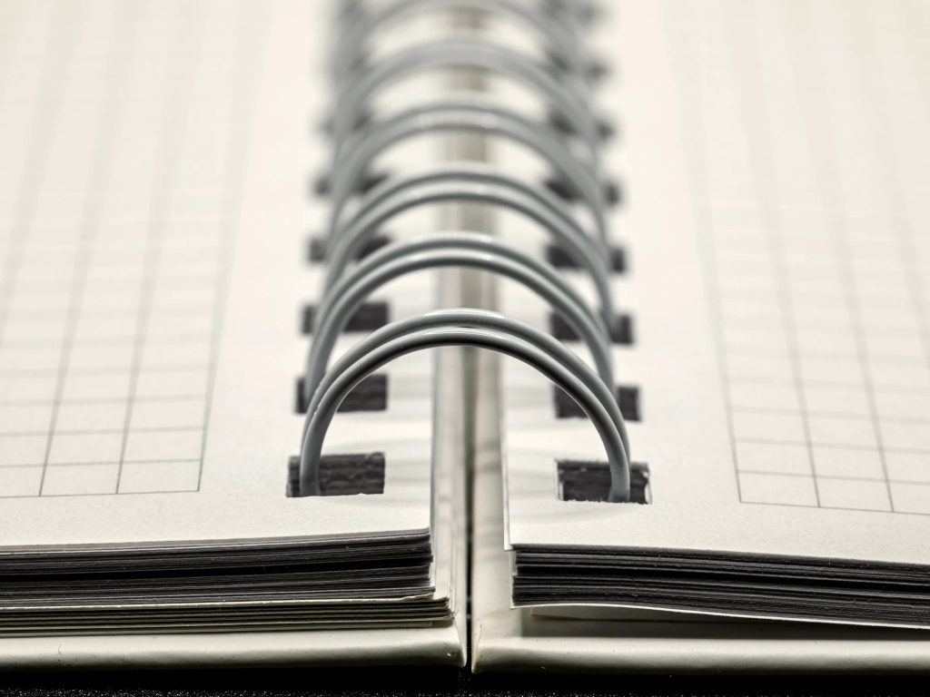 Detail mekanisme jilid ring spiral double wire-O pada cetak notepad minimalis.