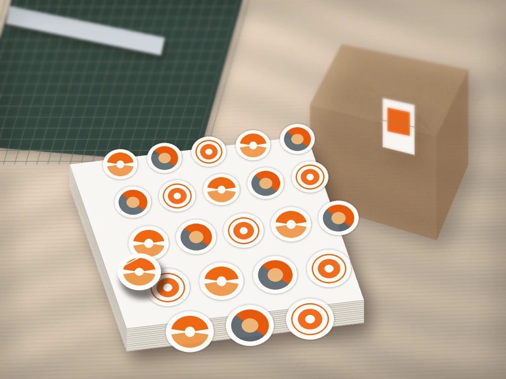 Deret stiker label vinyl matte dan segel kemasan pada box kraft polos untuk branding produk.