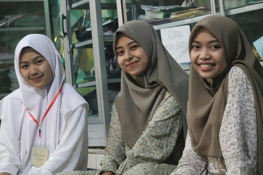 Anggota keluarga wanita berkumpul dekat satu sama lain merayakan Lebaran