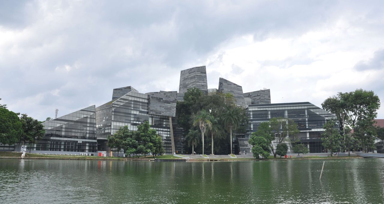 Pemandangan percetakan online di tepi danau, modern dan luas.