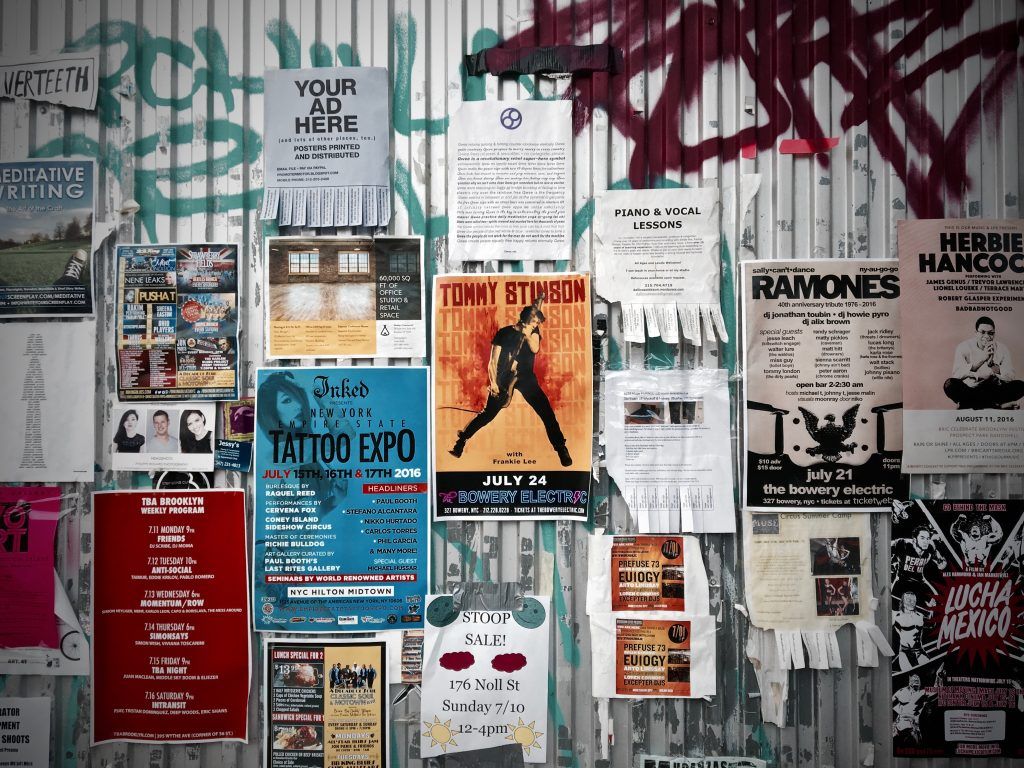 Papan brosur publik dengan berbagai iklan dan poster.