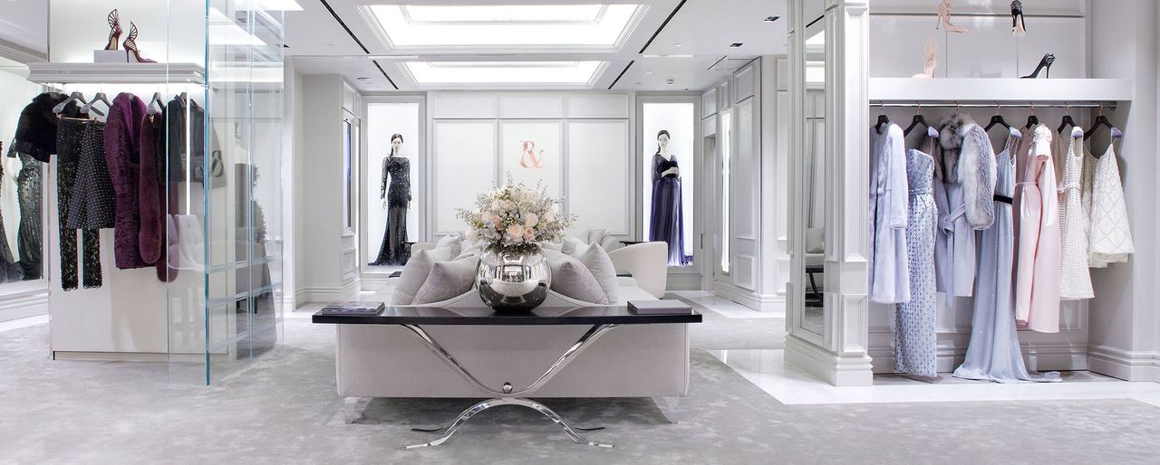 Toko fashion online dengan interior mewah dan koleksi busana eksklusif.