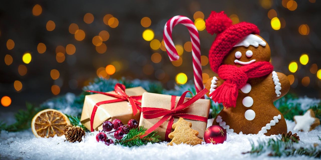 Boneka gingerbread berhias dengan pernak-pernik Natal, cocok untuk dekorasi musim dingin.