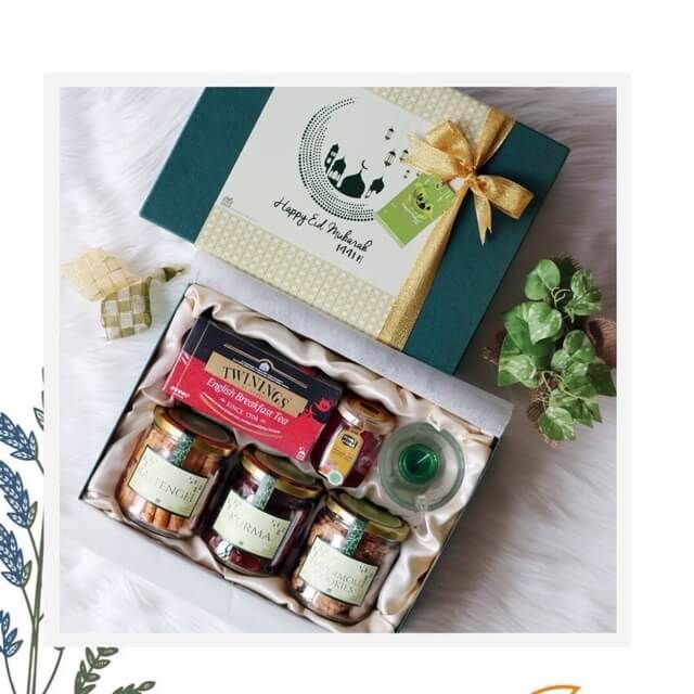 Paket hadiah edisi Lebaran dengan teh Twinings dan jamu tradisional.