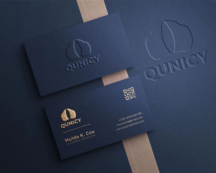 Kartu nama premium dengan logo Qunicy dan QR code, ideal untuk promosi bisnis.